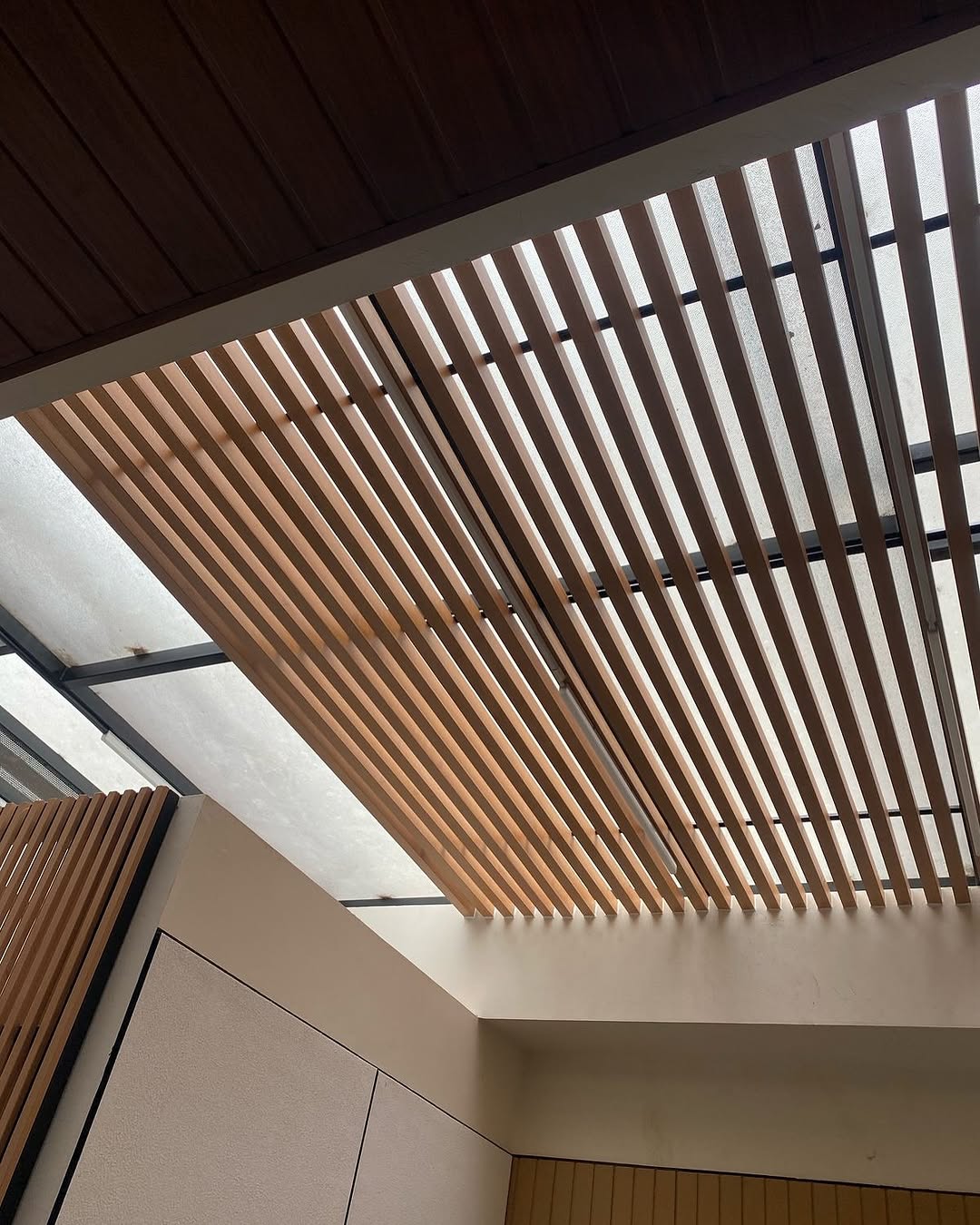 Hollow click ceiling dan partisi interior Furnilio