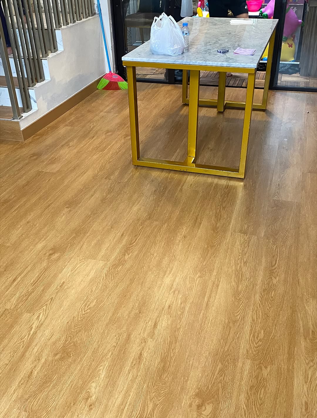 Pemasangan lantai SPC warna kayu oleh Furnilio
